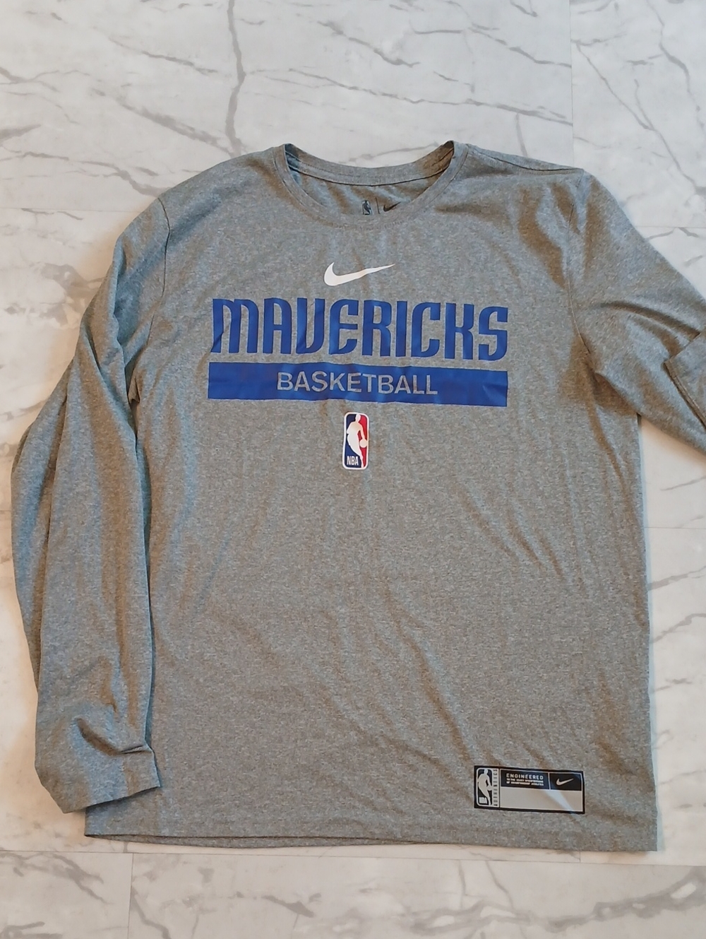 Nike Dallas Mavericks Gray Long-Sleeve Basketball Tee M